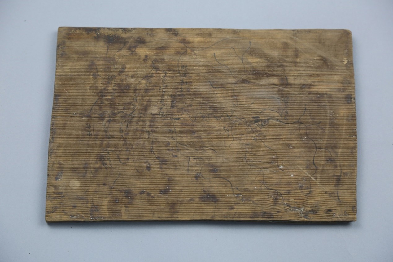 <h2>天水放马滩木板地图</h2><p>作者：</p><p>创作年代：秦</p><p>规格：26cm×17.3cm×1</p>